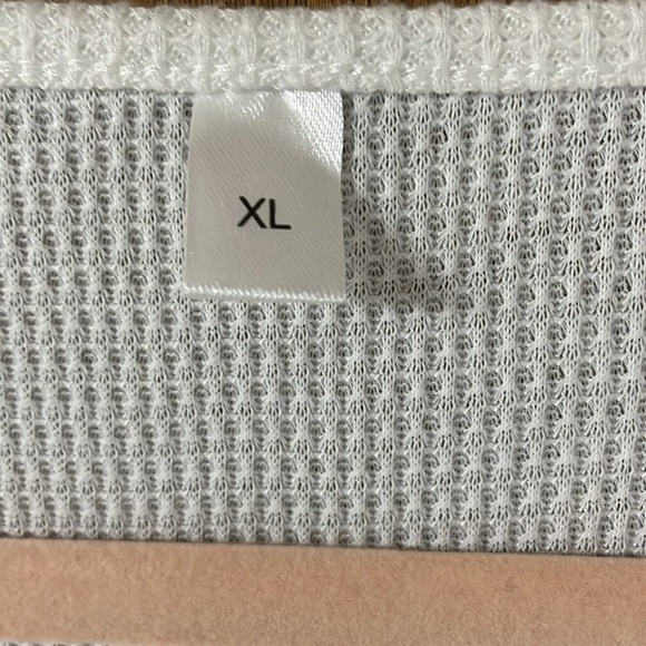 Size XL color block v-neck top with button detail - Picture 3 of 8